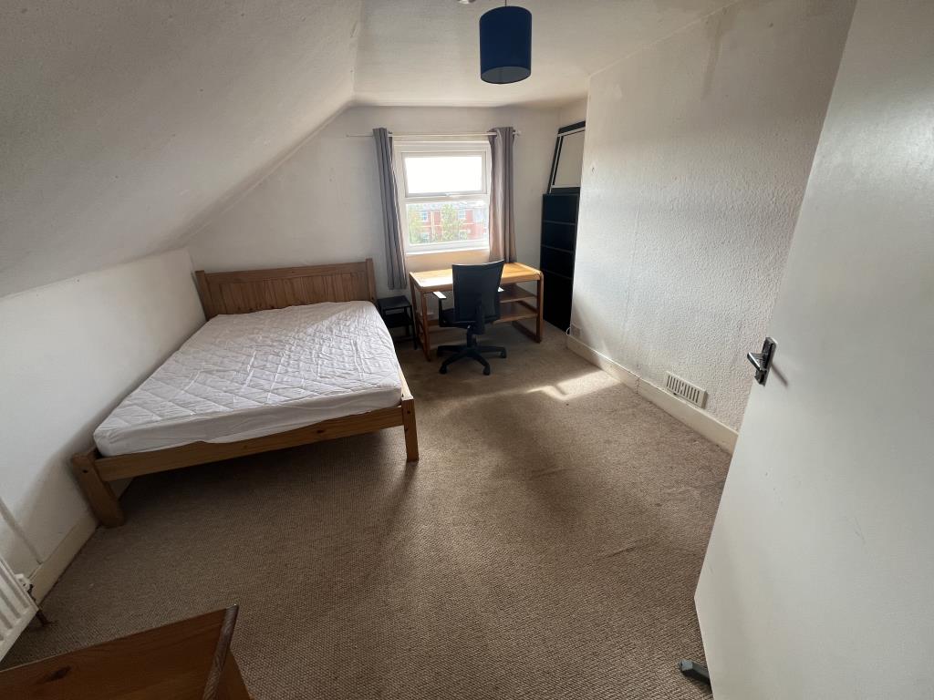 Lot: 132 - VACANT LICENCED HOUSE OF MULTIPLE OCCUPATION WITH PARKING, CLOSE TO EXETER UNIVERSITY - One of the second floor room lets